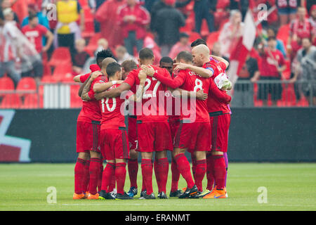 Toronto, Ontario, Kanada. 30. Mai 2015. Team Huddle vor dem Anpfiff in einem MLS-Spiel zwischen dem FC Toronto und San Jose Earthquakes im BMO Field in Toronto, ON. Bildnachweis: Csm/Alamy Live-Nachrichten Stockfoto