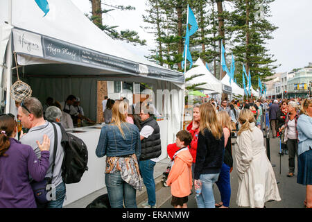 Manly Beach Essen, Wein und Nachhaltigkeit-Festival im 29. Jahr am Manly Beach und Corso, Sydney, Australien. Hugos von Manly Garküche auf dem Festival. Stockfoto