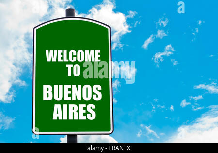 Grüne Verkehrszeichen mit Gruß-Botschaft, die willkommen, BUENOS AIRES, Argentinien in isolierten klar blauer Himmelshintergrund Stockfoto