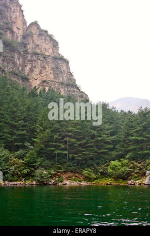Hohen Steilküsten und den Fluss am unteren Rand der Schlucht. Stockfoto