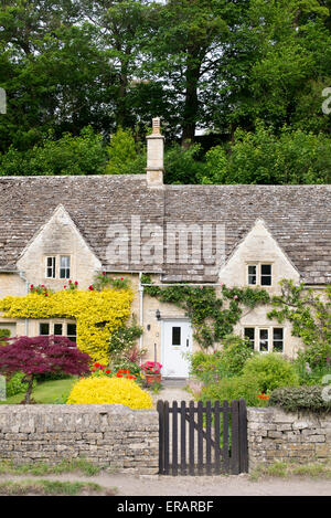 17. Jahrhundert Stein Ferienhäuser in Bibury im Frühjahr. Cotswolds, Gloucestershire, England Stockfoto