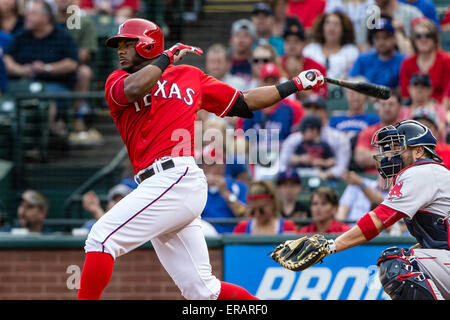 Arlington, Texas, USA. 30. Mai 2015. Texas Rangers Shortstop Hanser Alberto (68) an der Platte während der Major League Baseball Spiel zwischen den Boston Red Sox und die Texas Rangers im Globe Life Park in Arlington, Texas. Tim Warner/CSM/Alamy Live-Nachrichten Stockfoto