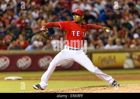 Arlington, Texas, USA. 30. Mai 2015. Texas Rangers Relief Pitcher Alex Claudio (58) während der Major League Baseball Spiel zwischen den Boston Red Sox und die Texas Rangers im Globe Life Park in Arlington, Texas. Tim Warner/CSM/Alamy Live-Nachrichten Stockfoto