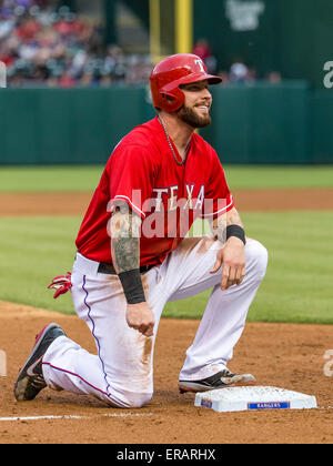 Arlington, Texas, USA. 30. Mai 2015. Texas Rangers linker Feldspieler Josh Hamilton (32) in der Major League Baseball Spiel zwischen den Boston Red Sox und die Texas Rangers im Globe Life Park in Arlington, Texas. Tim Warner/CSM/Alamy Live-Nachrichten Stockfoto