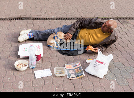 Budapest, Ungarn - 30. April 2015: Ein Alter Mann ist auf dem Boden aus einer Hauptstraße in Budapest, Ungarn betteln. Stockfoto