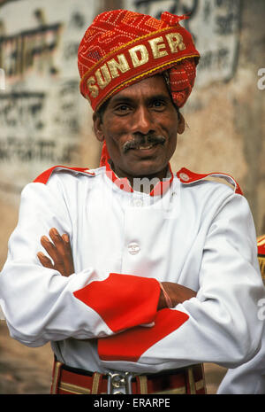 Mitglied der Stadt Blaskapelle, die Vorbereitung für die Gangaur Festival Prozession, Jaipur, Rajasthan, Indien Stockfoto