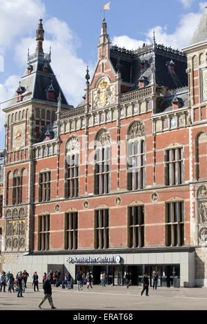 Touristen und Pendler am Hauptbahnhof Amsterdam Stockfoto