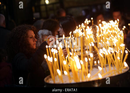 Sofia, Bulgarien - 10. April 2015: Eine junge Frau ist Anzünden von Kerzen in einer Kirche in Sofia zu Ostern. Stockfoto