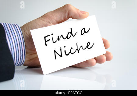 Finde eine Nische Notiz in Business Mann hand Stockfoto