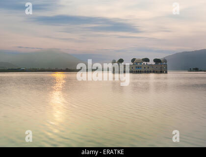 Blick auf Jal Mahal Wasserpalast, Jaipur, Indien, Rajasthan Stockfoto