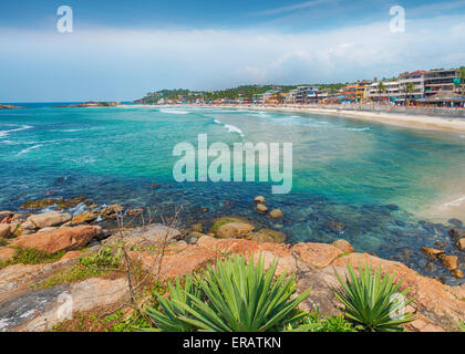 Kerala Provinz Strand in Indien mit einem lebendigen Leuchtturm im Ozean Stockfoto