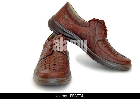 Bequeme Leder Herrenschuhe braun. Auf weißem Hintergrund dargestellt. Stockfoto