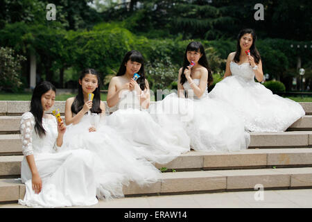 Peking, China. 31. Mai 2015. Absolventinnen und Absolventen des selben Schlafsaal Hochzeit Kleider Pose für Fotos bei ihren Abschluss in der Capital Normal University in Peking, Hauptstadt von China, 30. Mai 2015 tragen. Bildnachweis: Xinhua/Alamy Live-Nachrichten Stockfoto