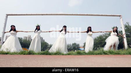 Peking, China. 31. Mai 2015. Absolventinnen und Absolventen des selben Schlafsaal Hochzeit Kleider Pose für Fotos bei ihren Abschluss in der Capital Normal University in Peking, Hauptstadt von China, 30. Mai 2015 tragen. Bildnachweis: Xinhua/Alamy Live-Nachrichten Stockfoto