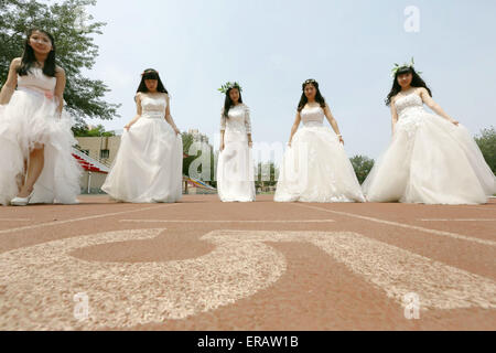 Peking, China. 31. Mai 2015. Absolventinnen und Absolventen des selben Schlafsaal Hochzeit Kleider Pose für Fotos bei ihren Abschluss in der Capital Normal University in Peking, Hauptstadt von China, 30. Mai 2015 tragen. Bildnachweis: Xinhua/Alamy Live-Nachrichten Stockfoto