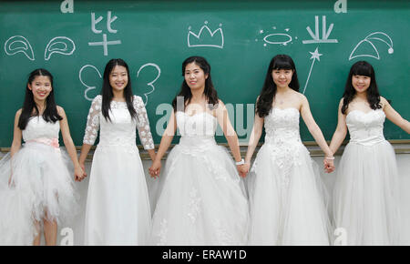 Peking, China. 31. Mai 2015. Absolventinnen und Absolventen des selben Schlafsaal Hochzeit Kleider Pose für Fotos bei ihren Abschluss in der Capital Normal University in Peking, Hauptstadt von China, 30. Mai 2015 tragen. Bildnachweis: Xinhua/Alamy Live-Nachrichten Stockfoto