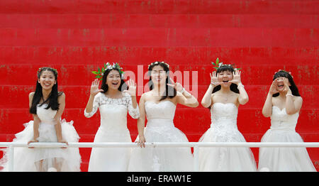 Peking, China. 31. Mai 2015. Absolventinnen und Absolventen des selben Schlafsaal Hochzeit Kleider Pose für Fotos bei ihren Abschluss in der Capital Normal University in Peking, Hauptstadt von China, 30. Mai 2015 tragen. Bildnachweis: Xinhua/Alamy Live-Nachrichten Stockfoto