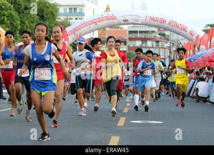 Phnom Penh, Kambodscha. 31. Mai 2015. Menschen laufen bei der 5. Flughafen Phnom Penh Halbmarathon in Phnom Penh, Kambodscha, 31. Mai 2015. Einige 4.955 Profi- und Amateur-Athleten am Sonntag, ein Plus von 20 Prozent von der letztjährigen Veranstaltung, an der 5. Flughafen Phnom Penh Halbmarathon hier teilgenommen, sagte Thong Khon, Präsident des nationalen Olympischen Komitees. © Sovannara/Xinhua/Alamy Live-Nachrichten Stockfoto