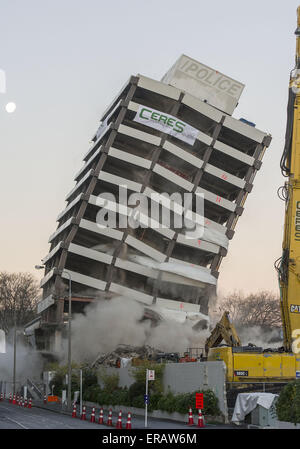 Christchurch, Neuseeland. 31. Mai 2015. 13-stöckiges ehemaligen Christchurch Polizei Hauptbahnhof--2011 Erdbeben beschädigt und anschließend aufgegeben--implodierte, angeblich nur die zweite Gebäude Abriss durch gesteuert Sprengstoff in Neu Zealand. Pläne für den Standort nennen für den Bau von Regierungsgebäuden, Teil einer $ 150 Millionen gewerbliche, Regierung und Wohnanlage. © PJ Heller/ZUMA Draht/Alamy Live-Nachrichten Stockfoto