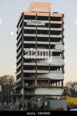 Christchurch, Neuseeland. 31. Mai 2015. 13-stöckiges ehemaligen Christchurch Polizei Hauptbahnhof--2011 Erdbeben beschädigt und anschließend aufgegeben--implodierte, angeblich nur die zweite Gebäude Abriss durch gesteuert Sprengstoff in Neu Zealand. Pläne für den Standort nennen für den Bau von Regierungsgebäuden, Teil einer $ 150 Millionen gewerbliche, Regierung und Wohnanlage. © PJ Heller/ZUMA Draht/Alamy Live-Nachrichten Stockfoto