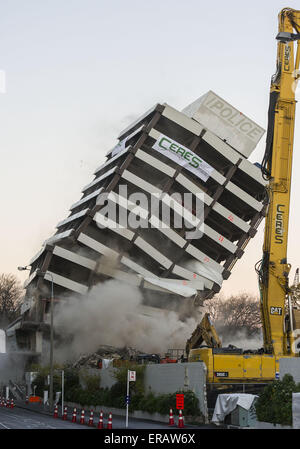 Christchurch, Neuseeland. 31. Mai 2015. 13-stöckiges ehemaligen Christchurch Polizei Hauptbahnhof--2011 Erdbeben beschädigt und anschließend aufgegeben--implodierte, angeblich nur die zweite Gebäude Abriss durch gesteuert Sprengstoff in Neu Zealand. Pläne für den Standort nennen für den Bau von Regierungsgebäuden, Teil einer $ 150 Millionen gewerbliche, Regierung und Wohnanlage. © PJ Heller/ZUMA Draht/Alamy Live-Nachrichten Stockfoto