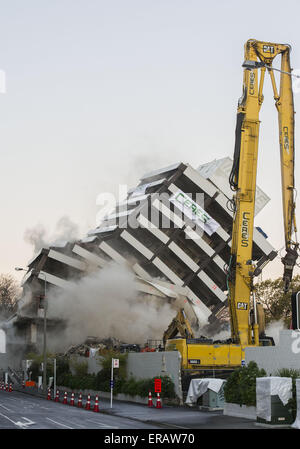 Christchurch, Neuseeland. 31. Mai 2015. 13-stöckiges ehemaligen Christchurch Polizei Hauptbahnhof--2011 Erdbeben beschädigt und anschließend aufgegeben--implodierte, angeblich nur die zweite Gebäude Abriss durch gesteuert Sprengstoff in Neu Zealand. Pläne für den Standort nennen für den Bau von Regierungsgebäuden, Teil einer $ 150 Millionen gewerbliche, Regierung und Wohnanlage. © PJ Heller/ZUMA Draht/Alamy Live-Nachrichten Stockfoto