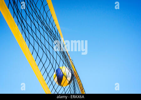 Beach-Volleyball im Netz gefangen. Stockfoto