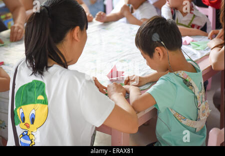 Peking, China. 22. Mai 2015. Foto aufgenommen am 22. Mai 2015 zeigt Kinder mit Vorsprechen Probleme und deren Eltern, die Vorbereitung für eine Feier im China gehörlose Kinder Healing Center in Peking, Hauptstadt von China. Den Internationalen Kindertag fallen am 1. Juni. © Bi Xiaoyang/Xinhua/Alamy Live-Nachrichten Stockfoto