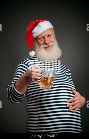 Hübscher Matrose auf schwarzem Hintergrund isoliert. Seemann. Santa Claus mit Bier Stockfoto