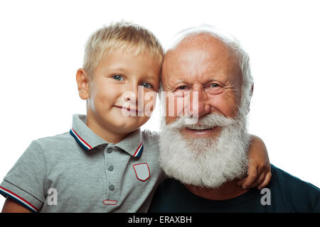 Großvater und Enkel, die lächelnd auf weißem Hintergrund Stockfoto