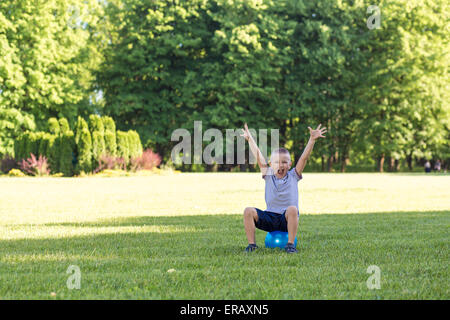 Junge Kinder Ballspiele outdoor im park Stockfoto