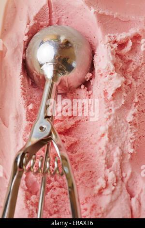 Eis disher bildende Schaufel aus rosa Erdbeereis Stockfoto