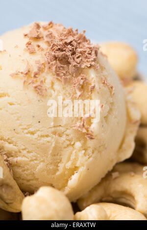 Kugel hausgemachtes Cashew-Eis mit geriebener Schokolade und Nüssen Stockfoto