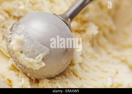 Vanille-Eis Schrei mit Disher in Eisdiele Stockfoto