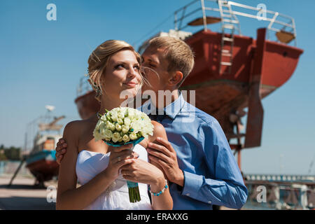 Glückliche Braut und Bräutigam an ihrem Hochzeitstag Stockfoto