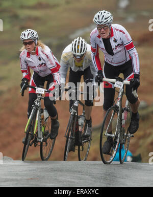 Radfahrer, die Teilnahme an der Fred Whitton Challenge 2015, Reiten Hardknott Pass, Cumbria. Stockfoto