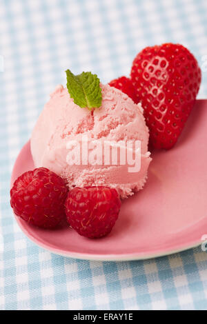 Himbeer Eis mit Erdbeeren und Himbeeren Stockfoto