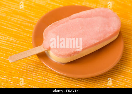 Hausgemachte Eis Eis am Stiel mit zwei Geschmacksrichtungen auf einer Platte Stockfoto