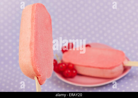 Rote Johannisbeere Eis Eis am Stiel mit zwei Geschmacksrichtungen Stockfoto