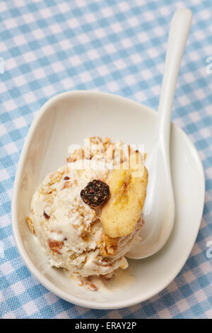 Kugel hausgemachtem Müsli-Eis mit Getreide- und Löffel von oben Stockfoto