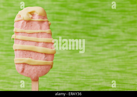 Strawberry ice Cream Eis am Stiel mit Streifen aus weißer Schokolade Stockfoto