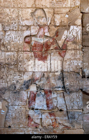 Abydos, Ägypten, die Totentempel des Pharao Seti I. Ansicht des Königs an einer Wand Stockfoto