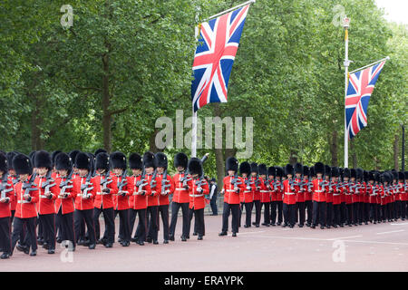 Gardisten marschieren über die Mall für die Trooping die Farbe der Queens-Geburtstag in London Stockfoto