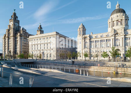 Eine allgemeine Ansicht am Abend von den "drei Grazien" im Hafengebiet Pier Head in Liverpool. Stockfoto
