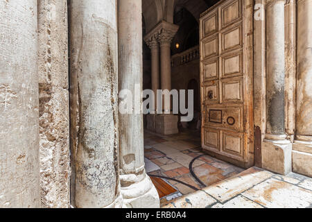 Marmorsäulen und alte Holztür am Eingang der Kirche des Heiligen Grabes in Jerusalem, Israel. Stockfoto