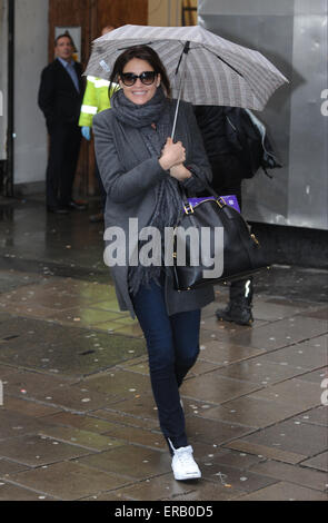 Eine glückliche Lisa Snowdon verlässt Capital FM-Studios unter einem Regenschirm London mit: Lisa Snowdon wo: London, Vereinigtes Königreich bei: 26. November 2014 Credit: WENN.com Stockfoto