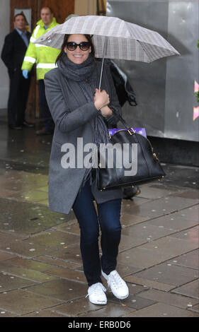 Eine glückliche Lisa Snowdon verlässt Capital FM-Studios unter einem Regenschirm London mit: Lisa Snowdon wo: London, Vereinigtes Königreich bei: 26. November 2014 Credit: WENN.com Stockfoto