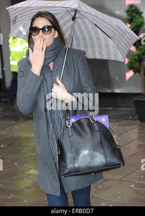 Eine glückliche Lisa Snowdon verlässt Capital FM-Studios unter einem Regenschirm London mit: Lisa Snowdon wo: London, Vereinigtes Königreich bei: 26. November 2014 Credit: WENN.com Stockfoto