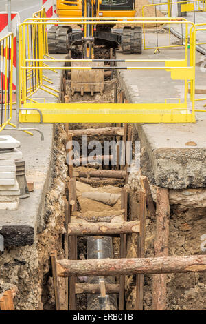 Großer Graben in Stadt, Dienstprogramm Reparatur. Stockfoto