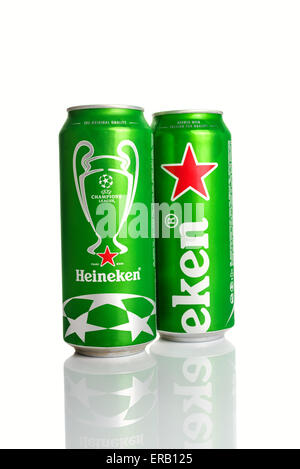 NOVI SAD, Serbien - 14. Mai 2015: Heineken Bier kann mit UEFA Champions League Logo als Illustrative Editorial. Diese Brauerei hat Ex Stockfoto